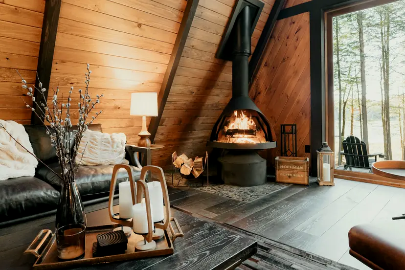 Intérieur de chalet en bois avec poêle allumé