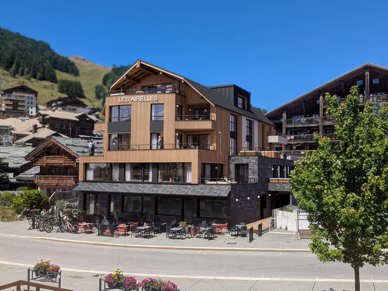 La même façade rénovée en perspective 3D : surélévation, bois et pierre