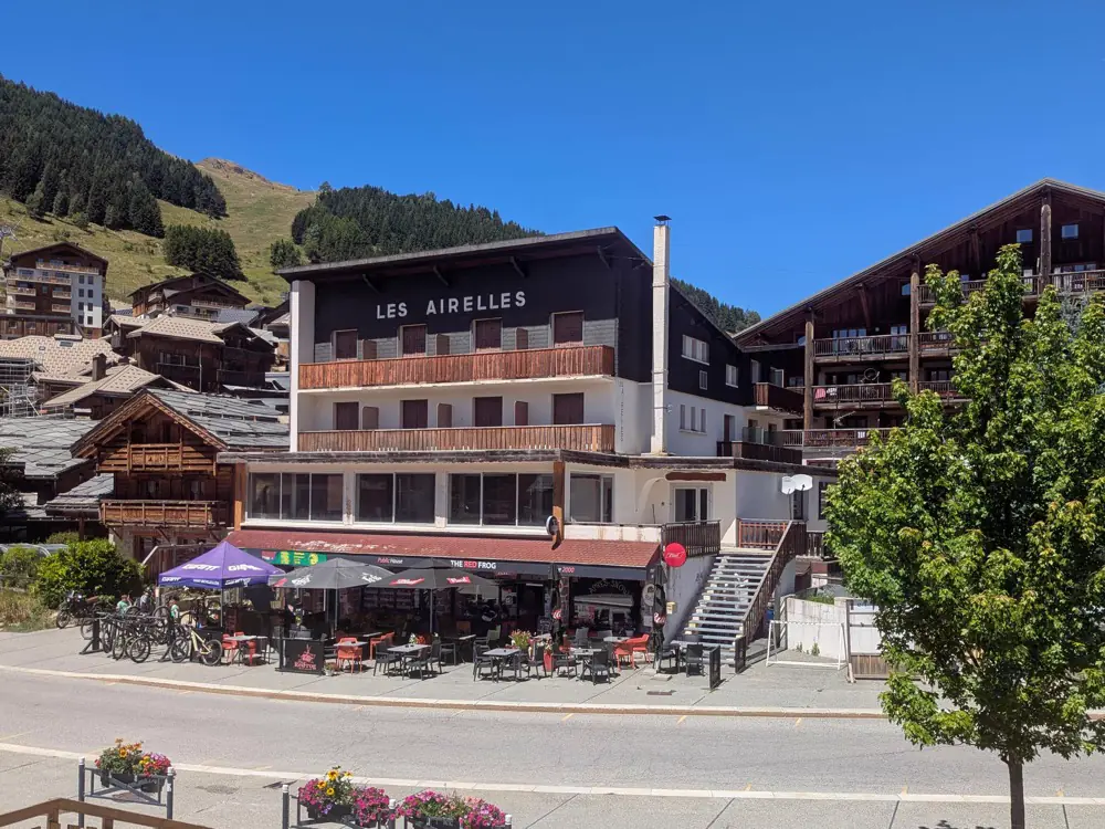 La façade actuelle de l'hôtel Les Airelles, en été