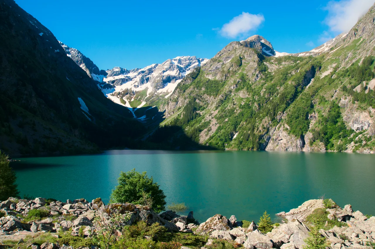 Le lac Lauvitel en été, dans le Parc national des Écrins
