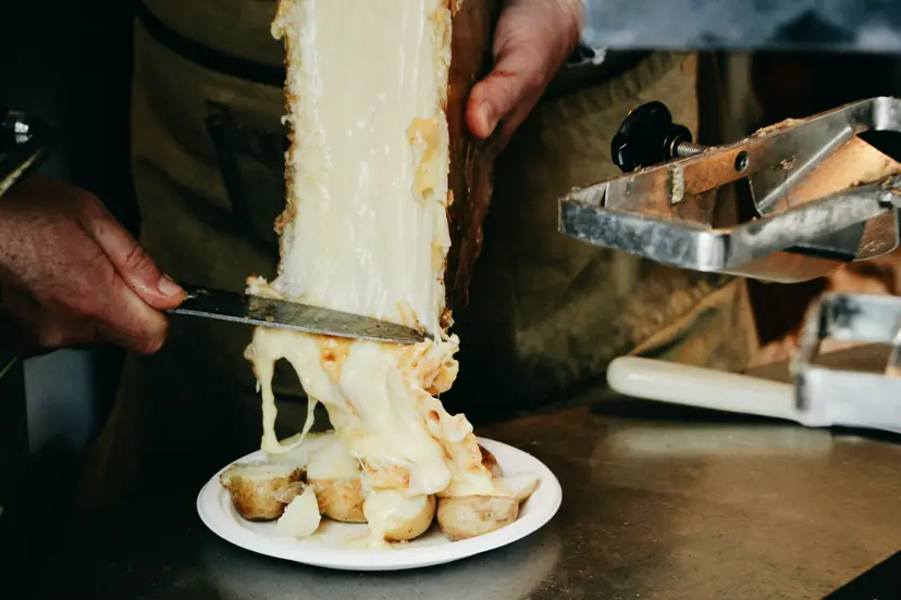 Raclette qui coule sur des pommes de terre