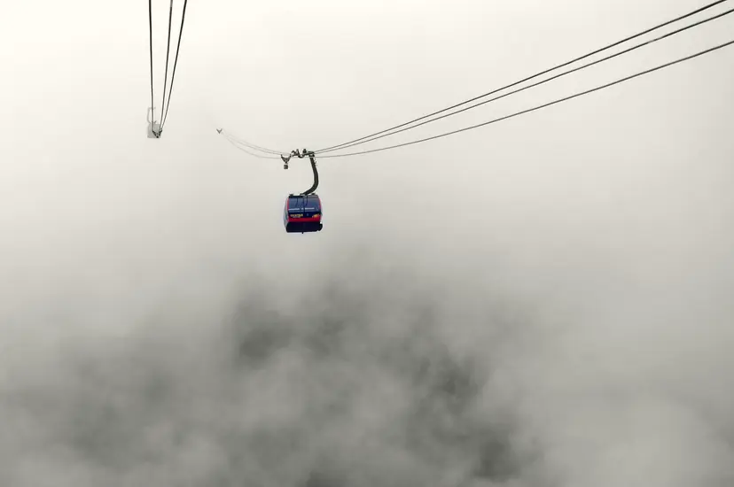 Cabine de téléphérique au-dessus des nuages