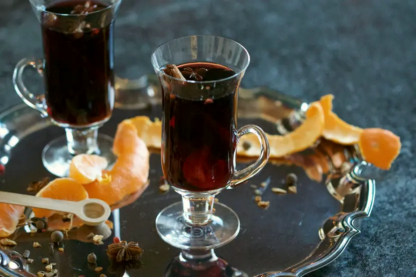 Verres de vin chaud aux épices et à l'orange